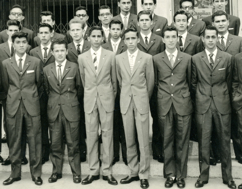 Nelson y Alberto Franco con su promoción de graduandos de 1963 en el Colegio de los Hermanos Maristas en Cali, Colombia